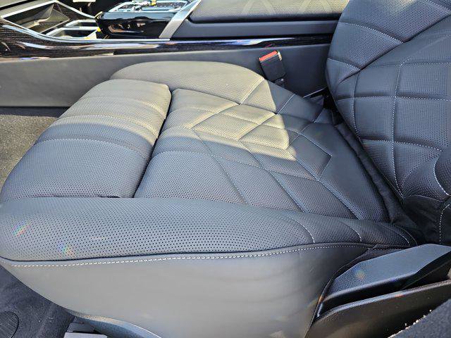 New 2025 BMW 750e xDrive image 31