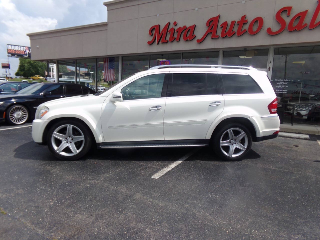 Used 2011 Mercedes-Benz GL 550 4MATIC image 2