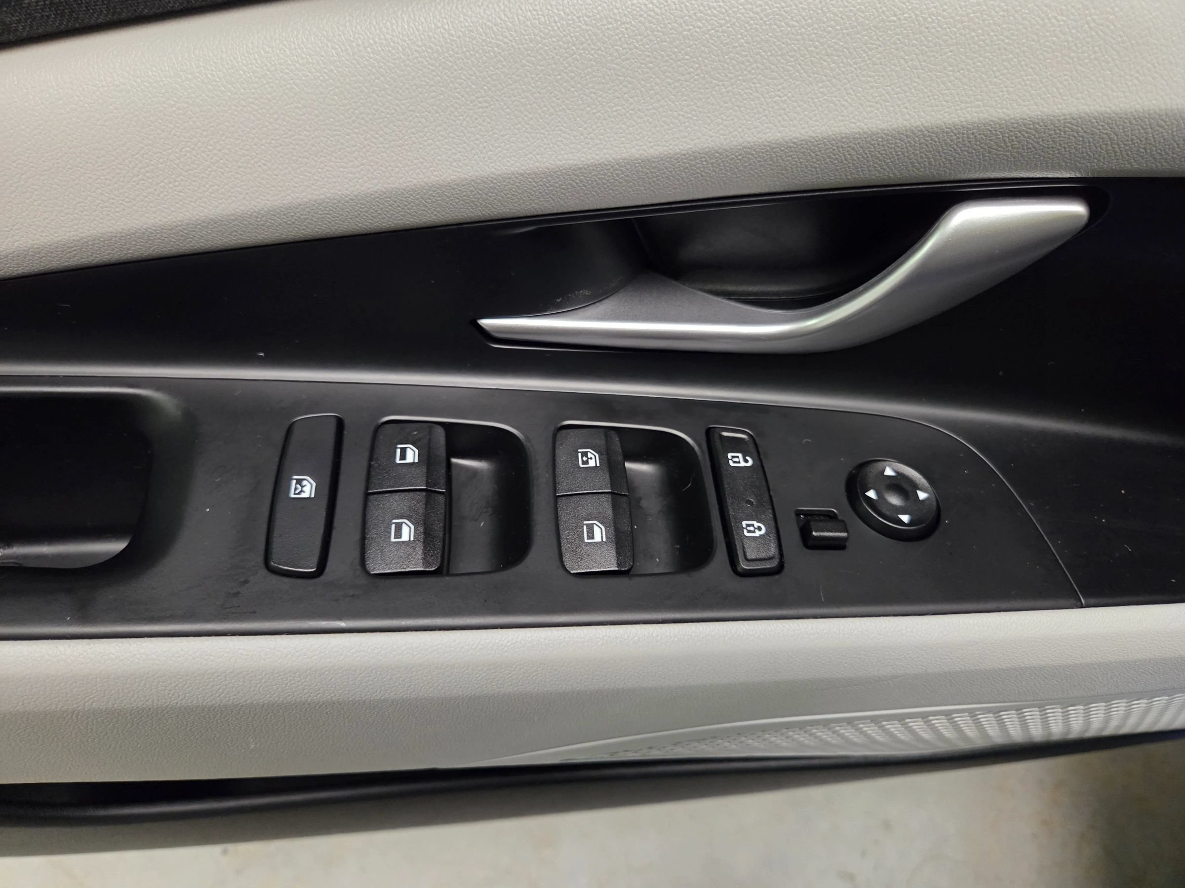 Used 2023 Hyundai Elantra Limited FWD image 16