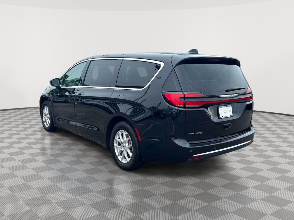 Used 2023 Chrysler Pacifica Touring-L FWD image 7