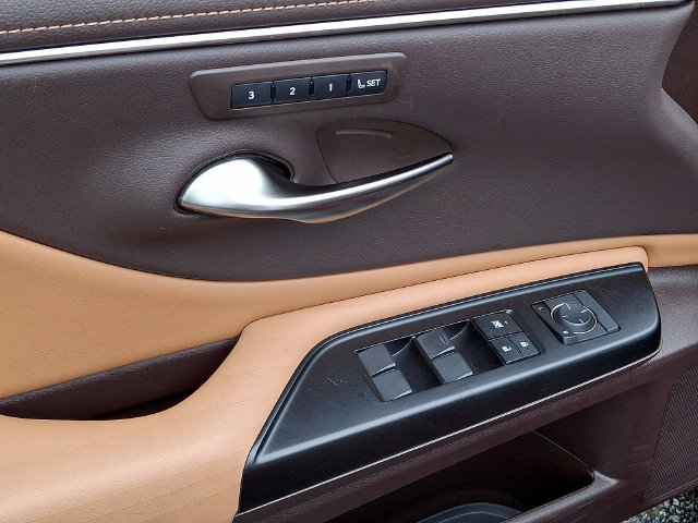 Used 2019 Lexus ES 300h w/ Accessory Package 2 FWD image 12