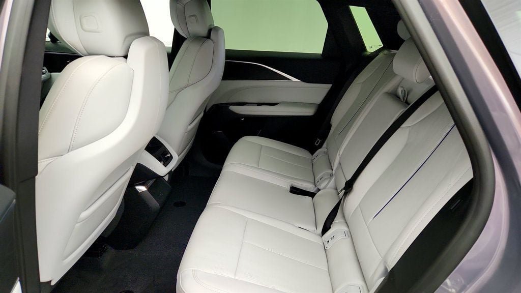 Used 2025 Cadillac Lyriq Luxury AWD/4WD image 18