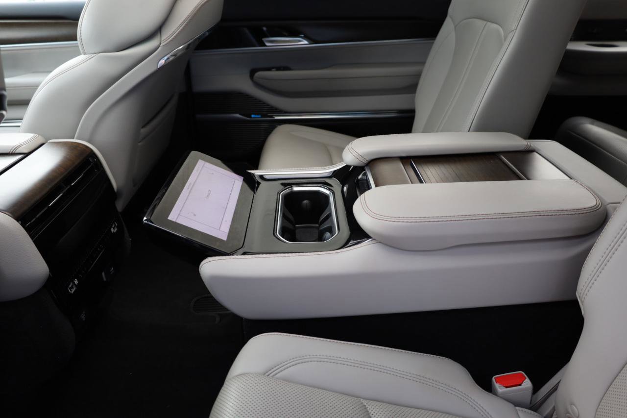 Used 2023 Jeep Grand Wagoneer 4WD image 15