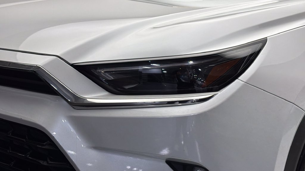 Used 2024 Toyota Grand Highlander AWD image 3