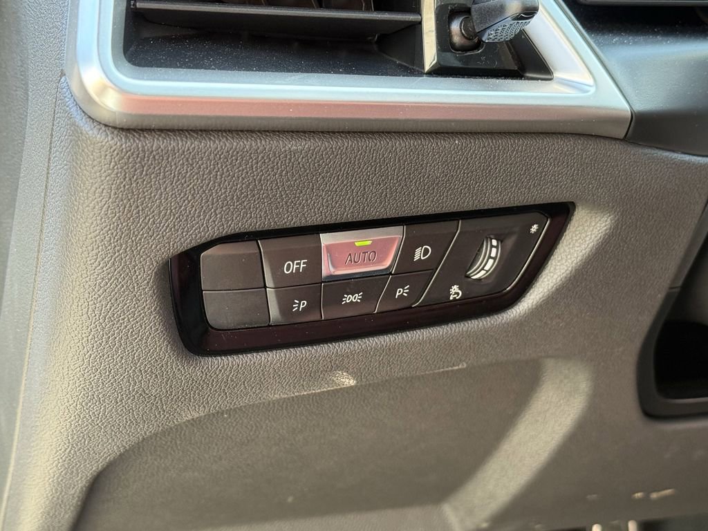 Used 2025 BMW 330i xDrive Sedan w/ M Sport Package image 17