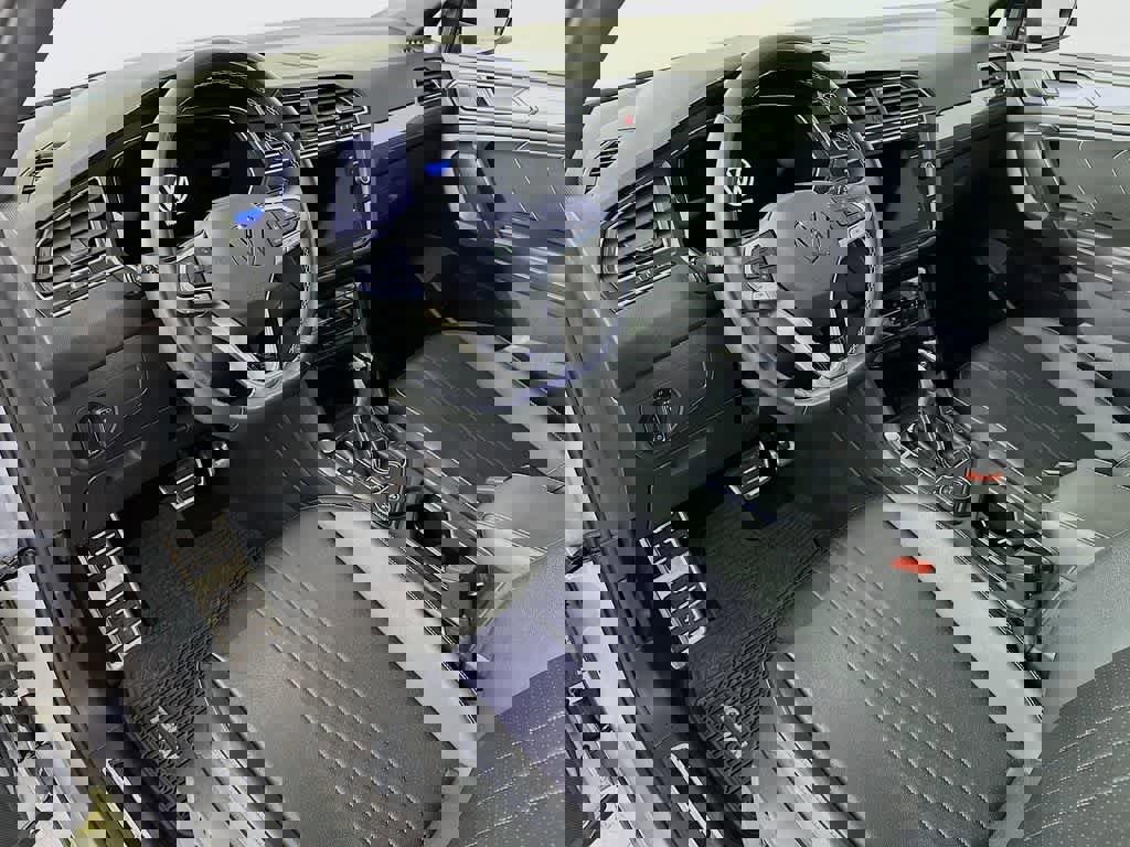 Used 2023 Volkswagen Tiguan SE R-Line image 3