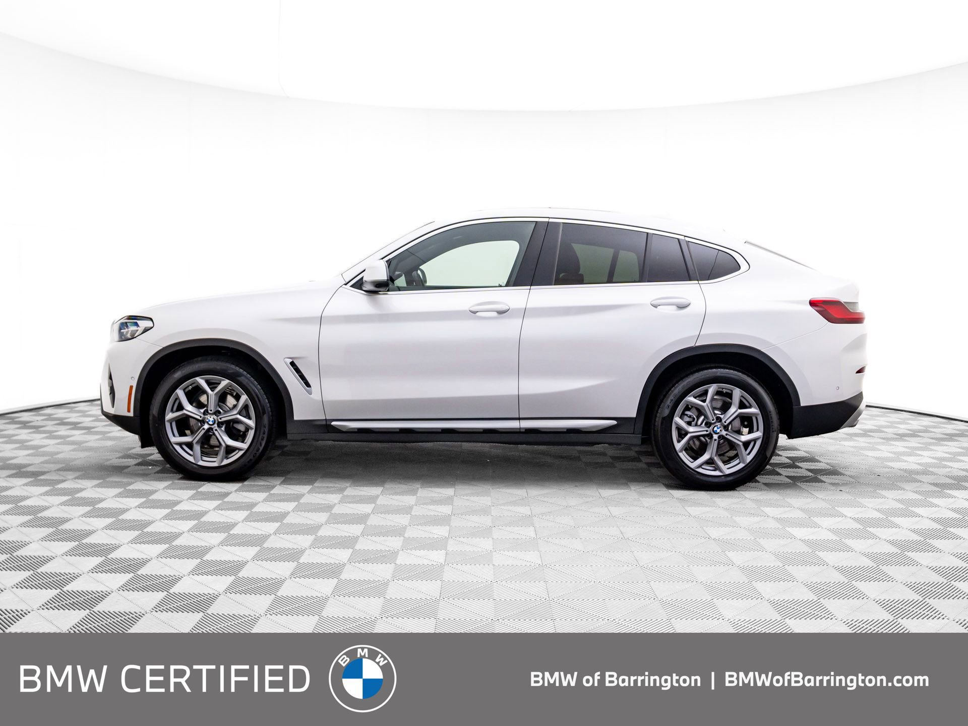 Certified 2025 BMW X4 xDrive30i w/ Premium Package image 2