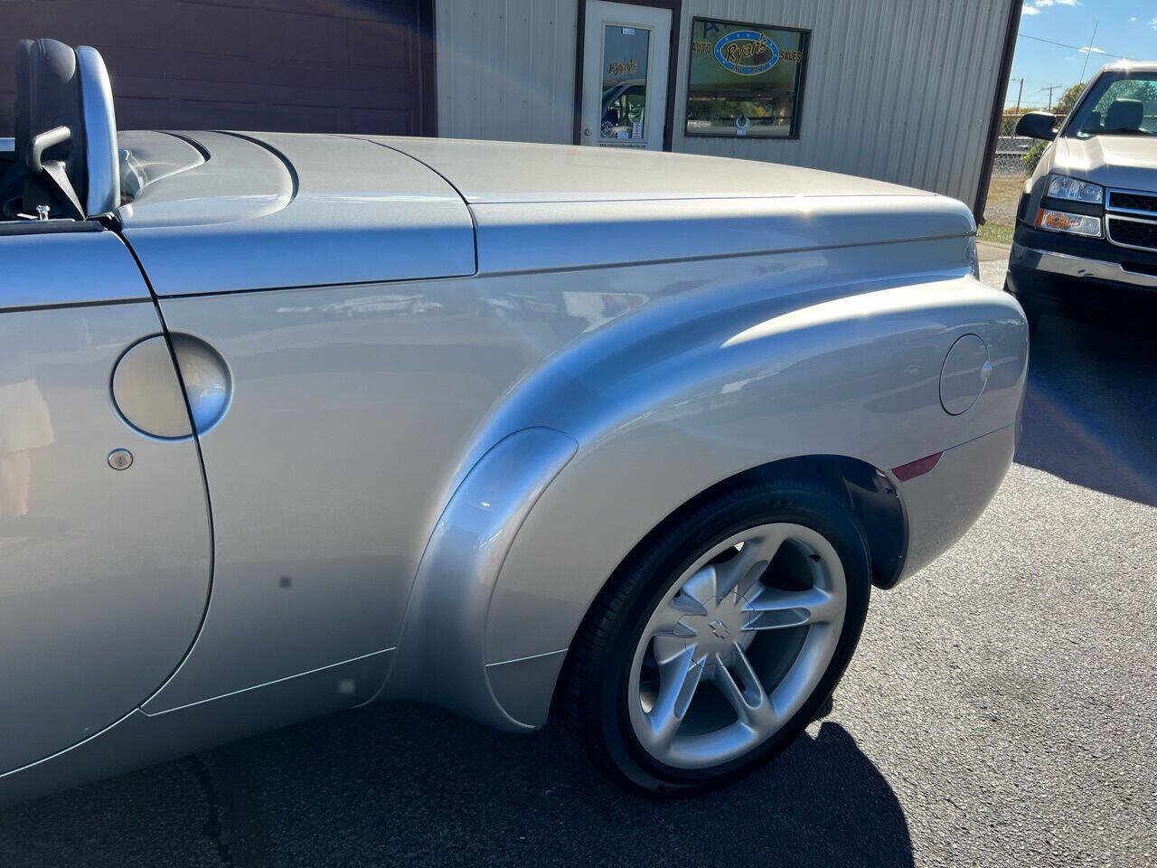 Used 2004 Chevrolet SSR w/ Preferred Equipment Group RWD image 32