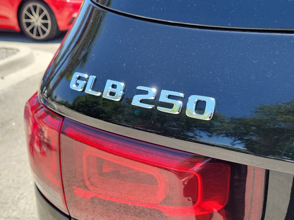 Used 2023 Mercedes-Benz GLB 250 4MATIC w/ Premium Package image 7