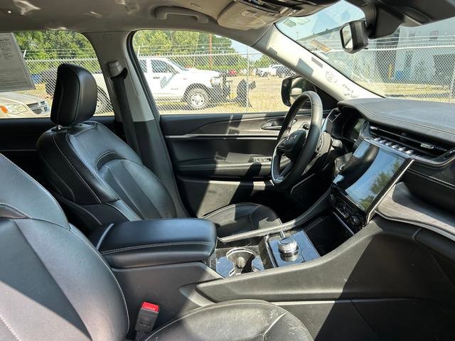 Used 2023 Jeep Grand Cherokee L Limited w/ Black Appearance Package image 31