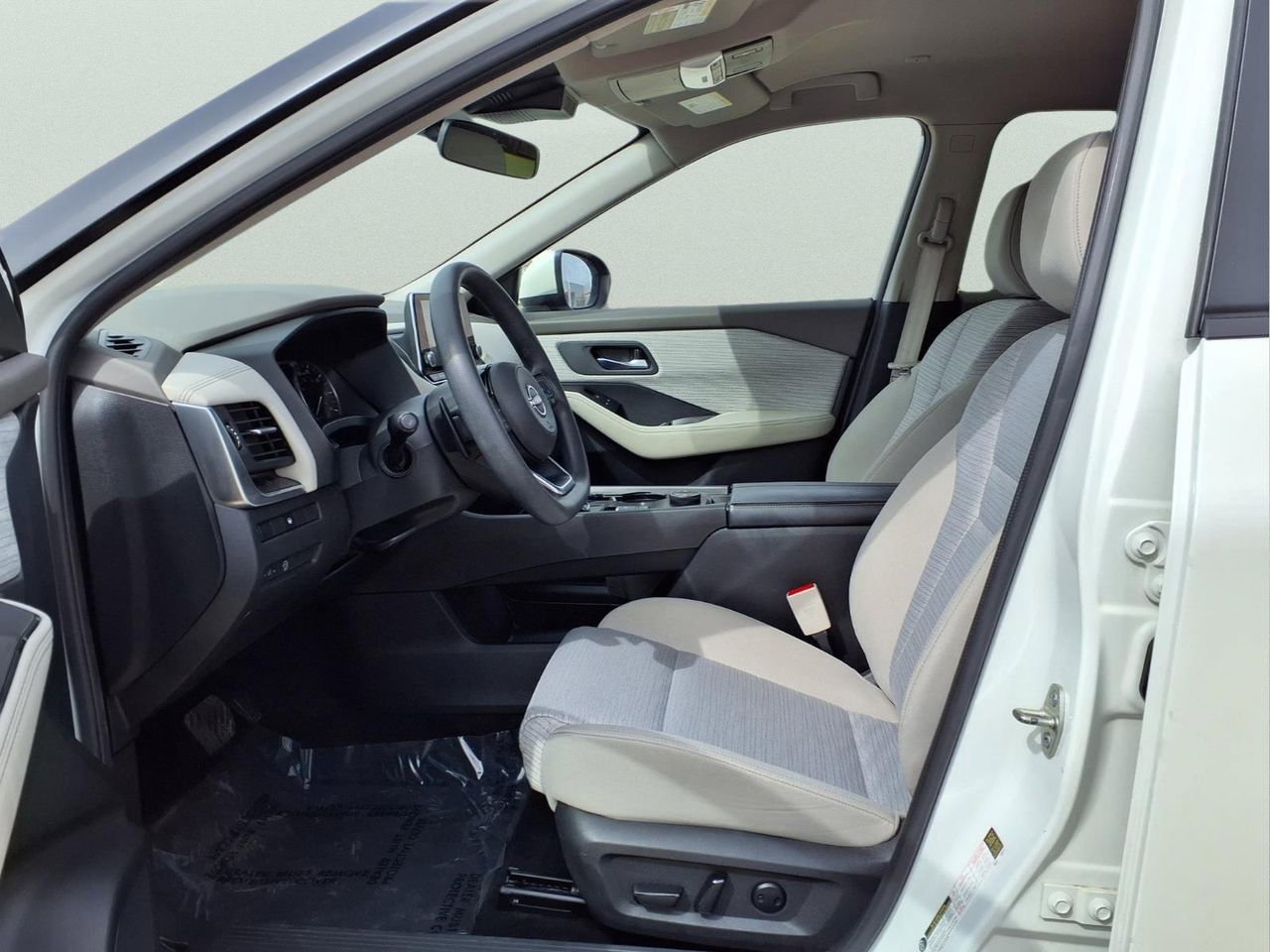 Used 2023 Nissan Rogue SV image 15