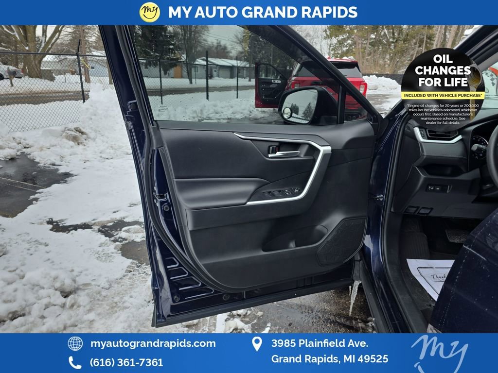 Used 2021 Toyota RAV4 XLE image 10