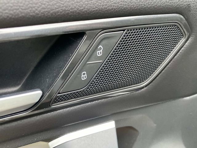 Used 2018 Volkswagen Tiguan SE w/ Panoramic Sunroof Package image 13