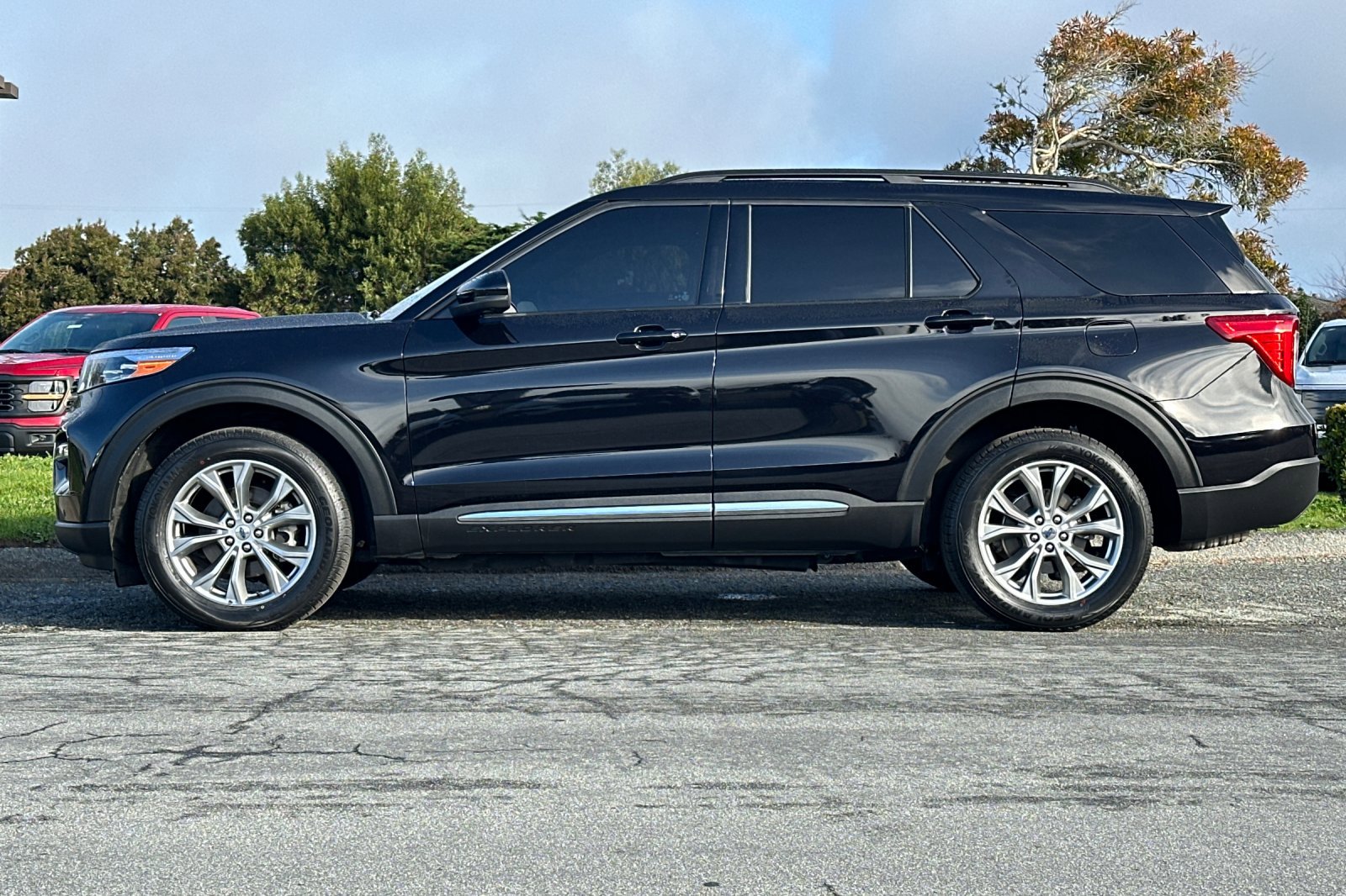 Used 2022 Ford Explorer XLT w/ Equipment Group 202A image 2