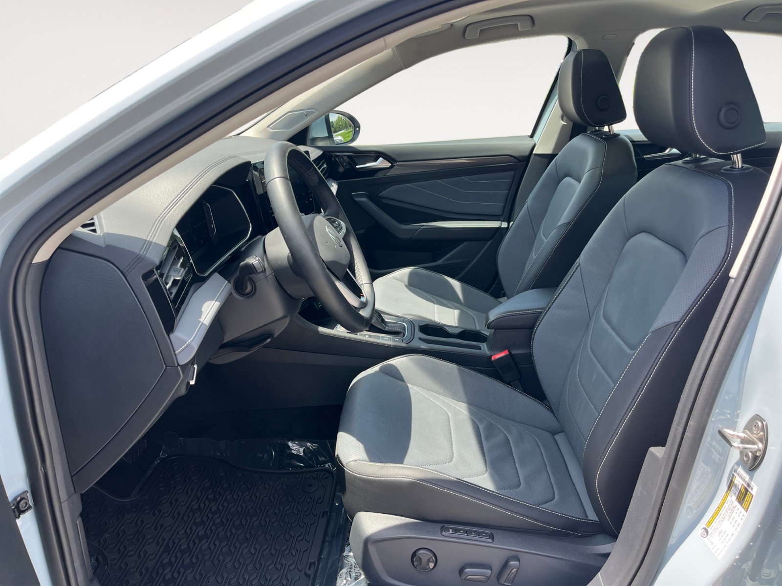 Certified 2025 Volkswagen Jetta SEL FWD image 11