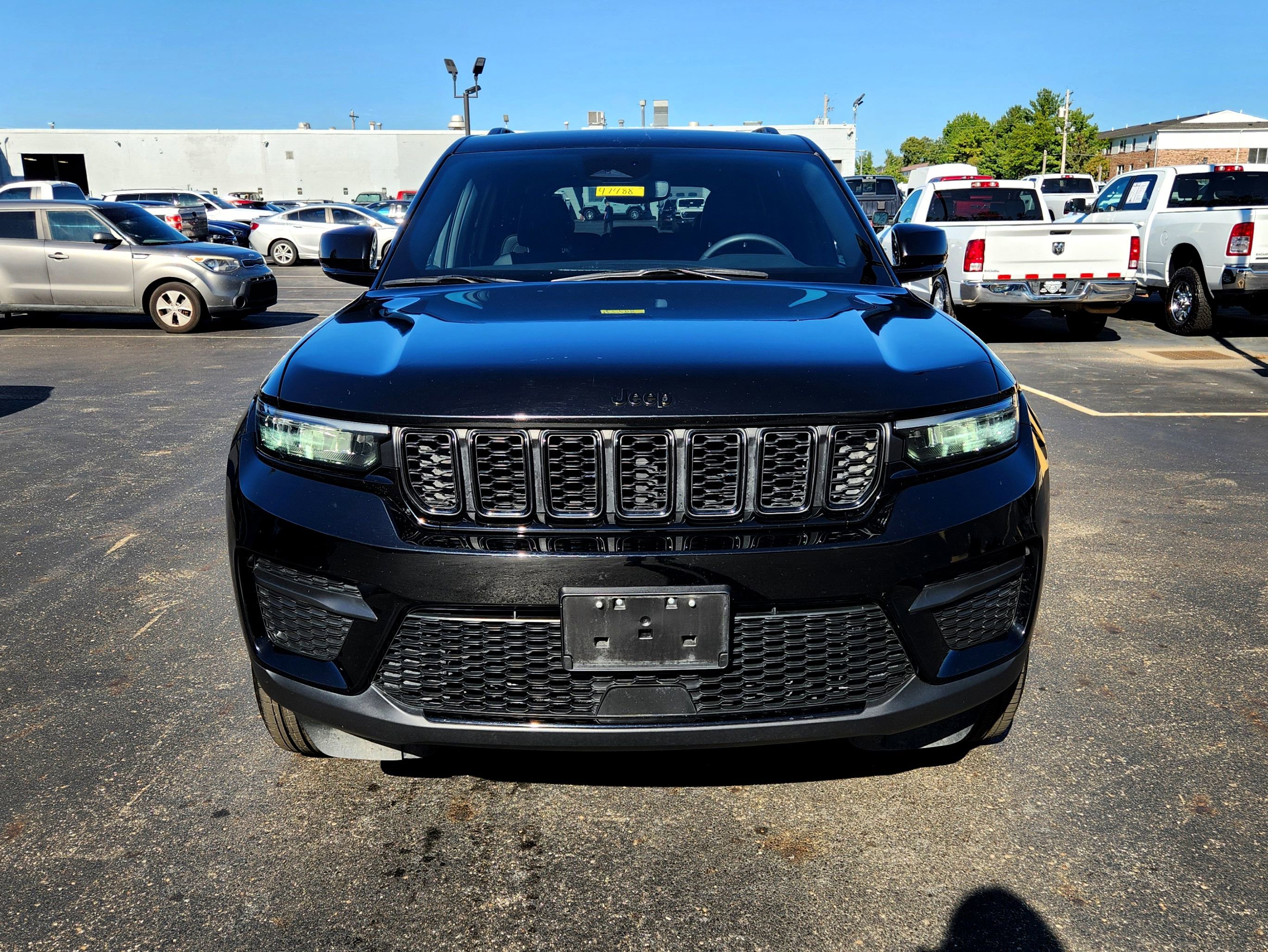 Used 2024 Jeep Grand Cherokee Altitude image 2