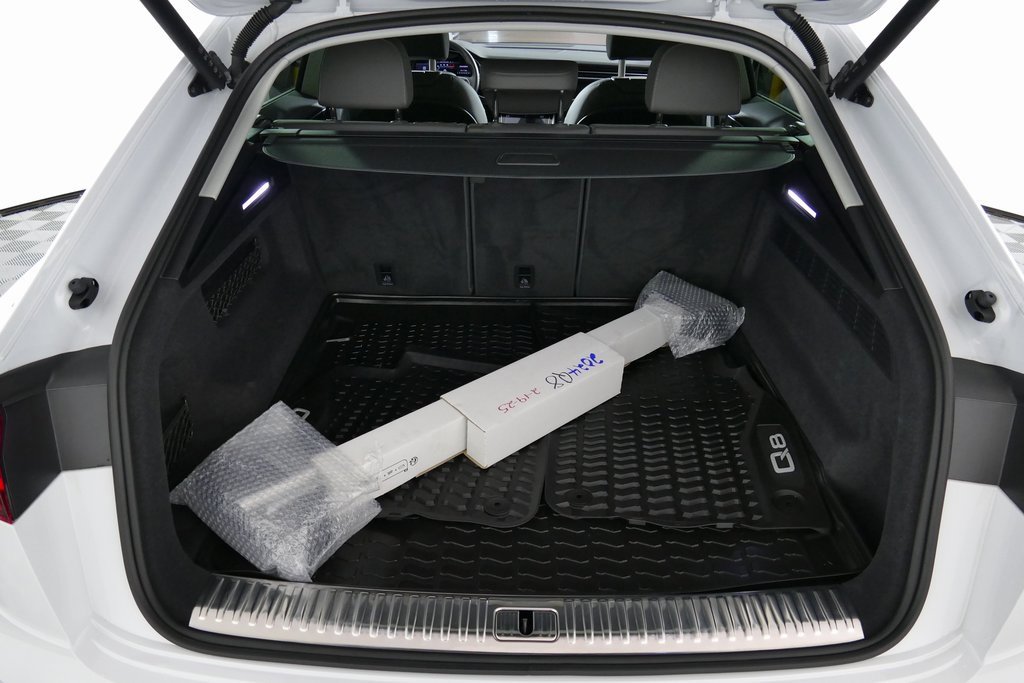 Used 2024 Audi Q8 Premium image 29