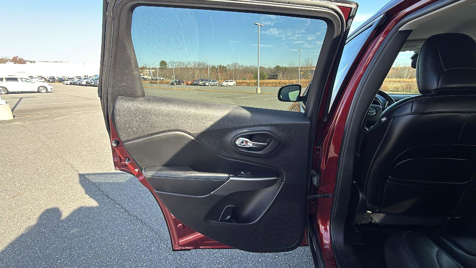 Used 2019 Jeep Cherokee Latitude Plus w/ Comfort/Convenience Group image 22