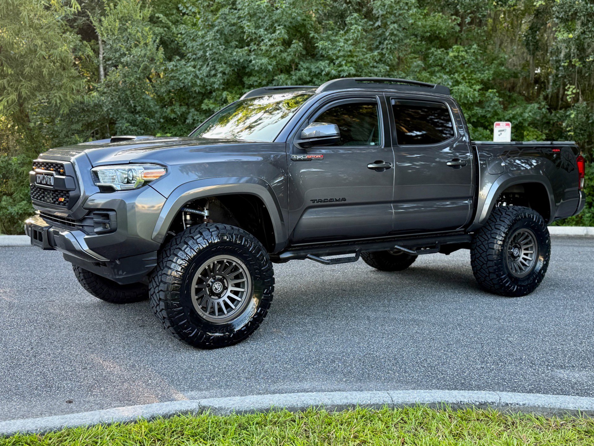 Used 2016 Toyota Tacoma TRD Sport image 4