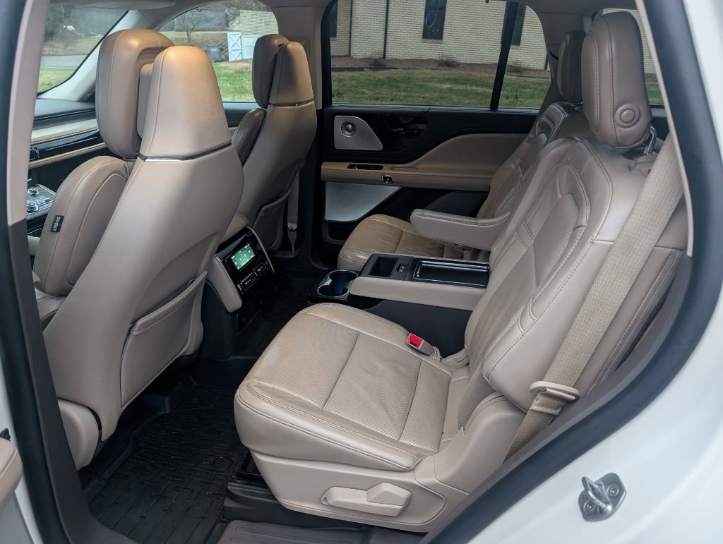 Used 2020 Lincoln Aviator Reserve w/ Equipment Group 202A image 13