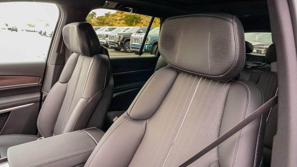 New 2027 Cadillac Vistiq Luxury w/ LPO, Floor Liner Package AWD/4WD image 12
