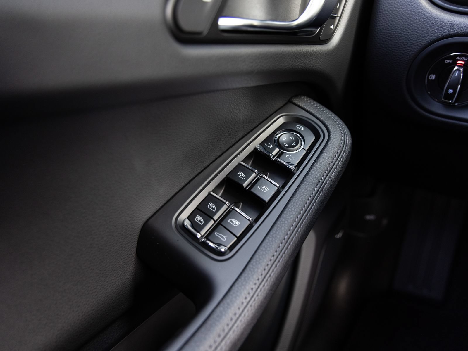 Certified 2026 Porsche Macan AWD/4WD image 21