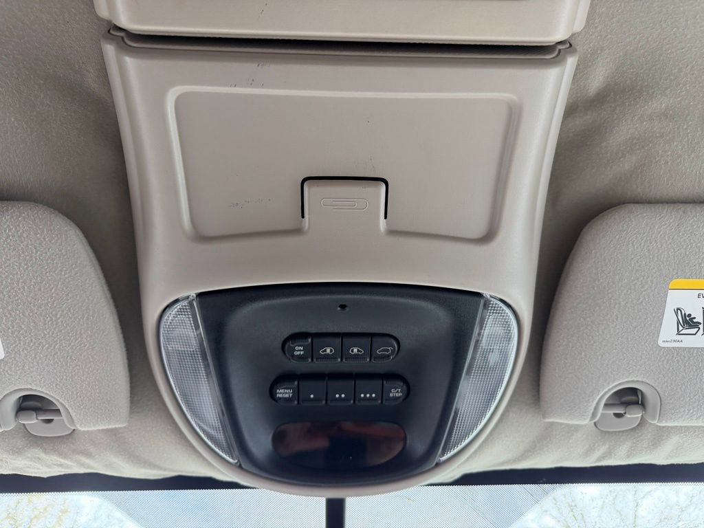 Used 2007 Chrysler Town & Country Limited FWD image 16