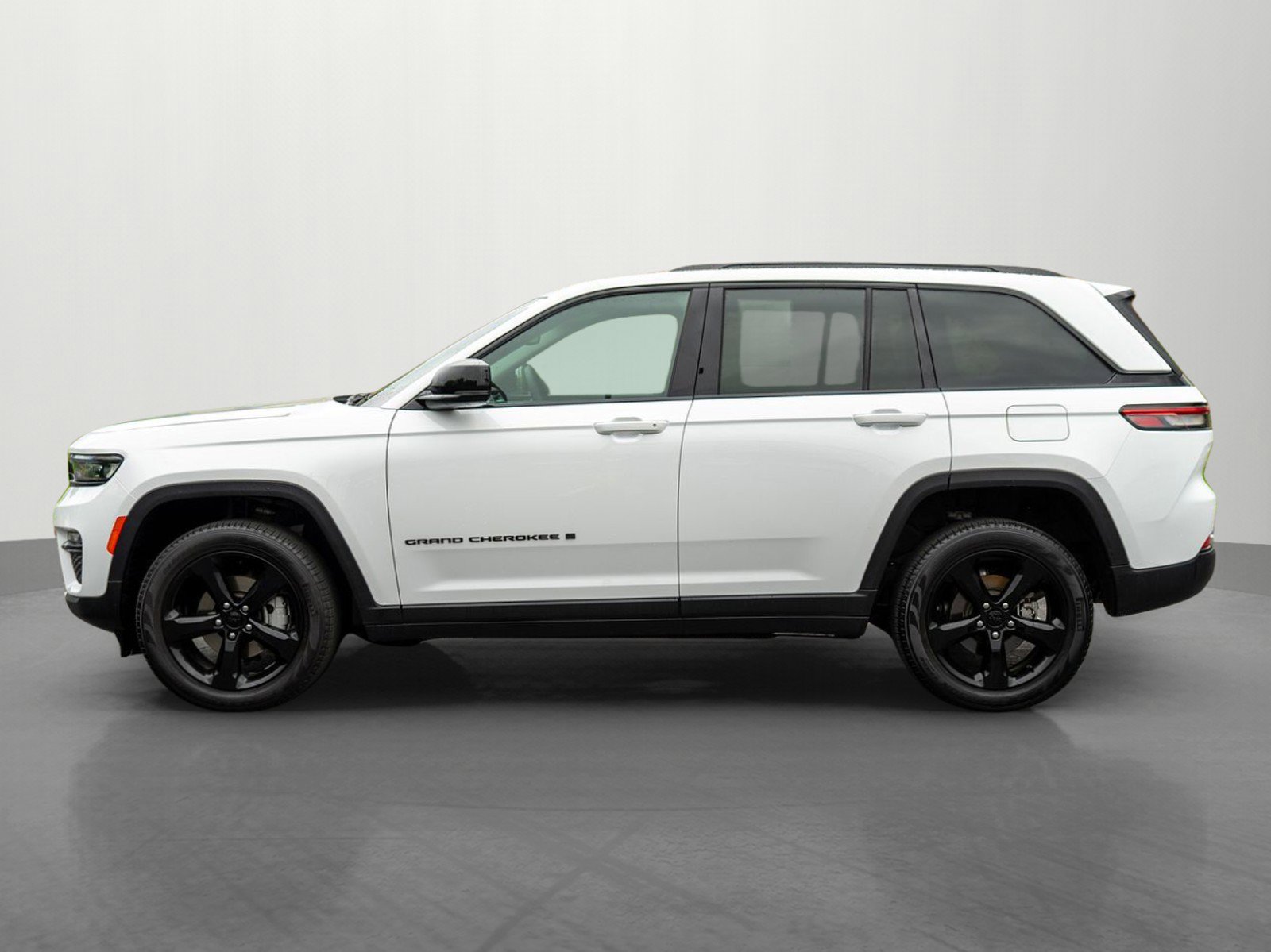 Used 2023 Jeep Grand Cherokee Limited w/ Black Appearance Package AWD/4WD image 4