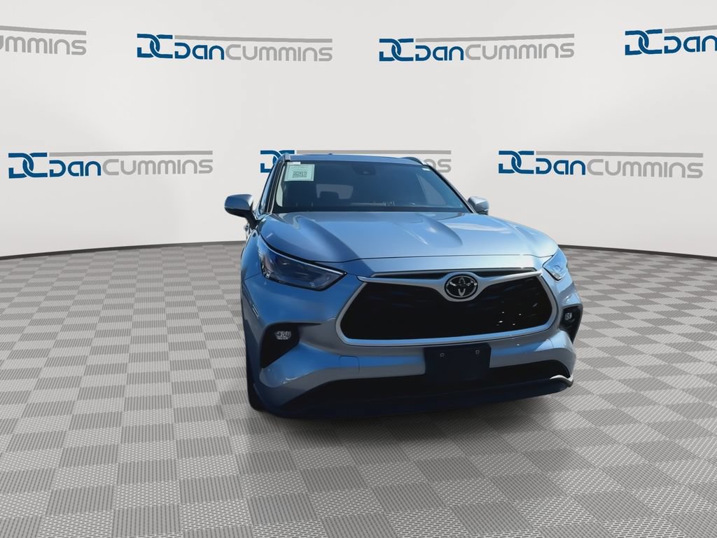 Used 2023 Toyota Highlander XLE AWD/4WD image 3