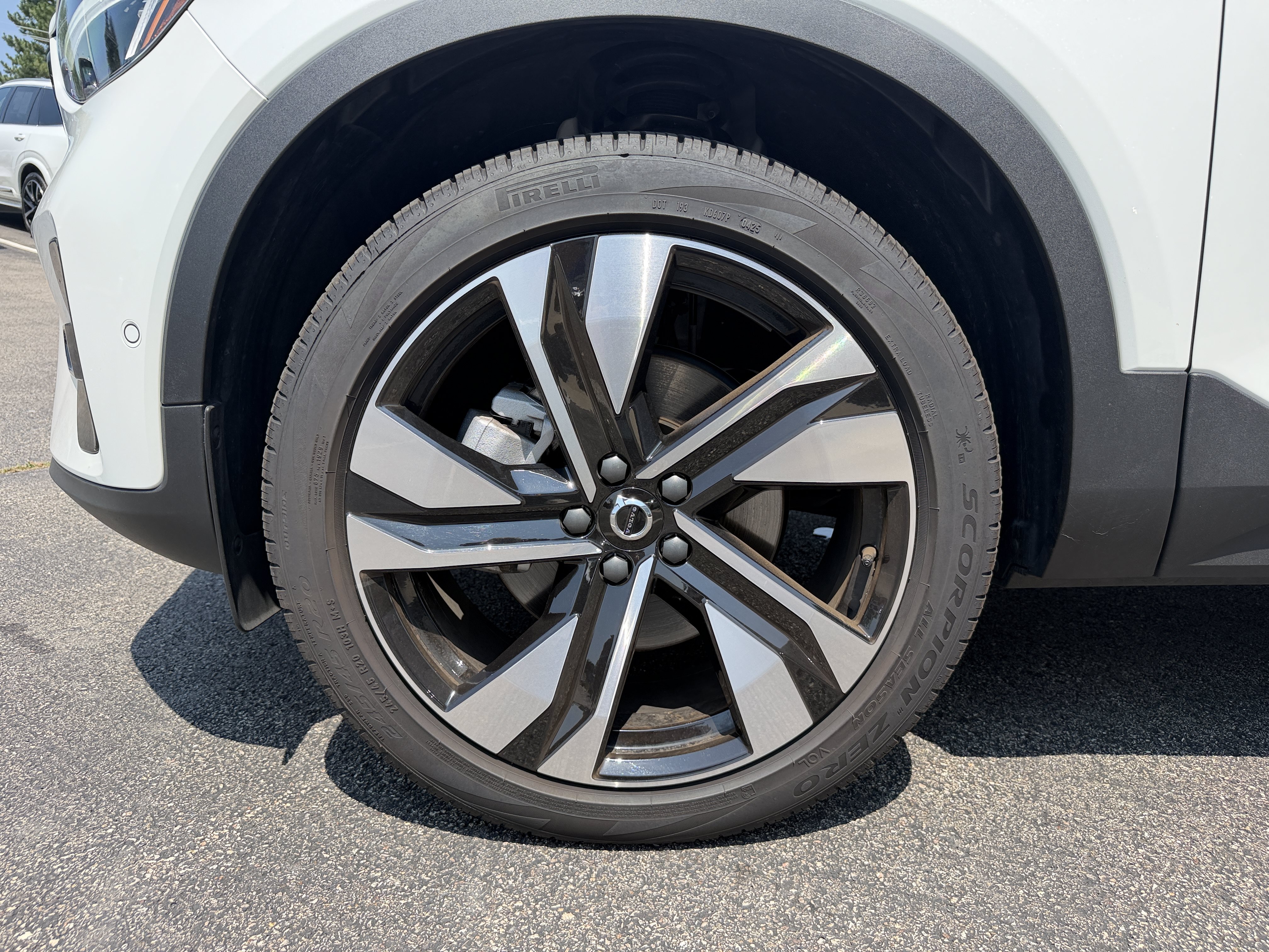 Used 2025 Volvo XC40 B5 Ultra AWD/4WD image 11