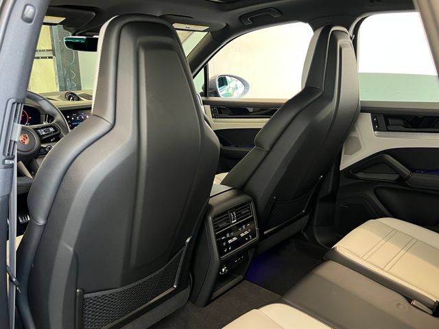 Used 2025 Porsche Cayenne S AWD/4WD image 35