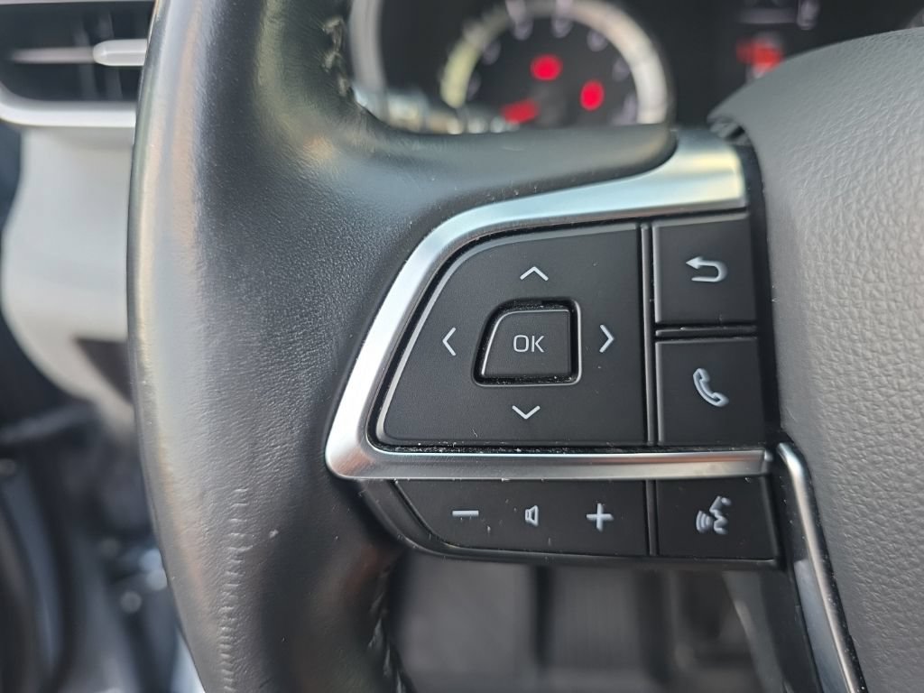Used 2021 Toyota Highlander LE AWD/4WD image 16