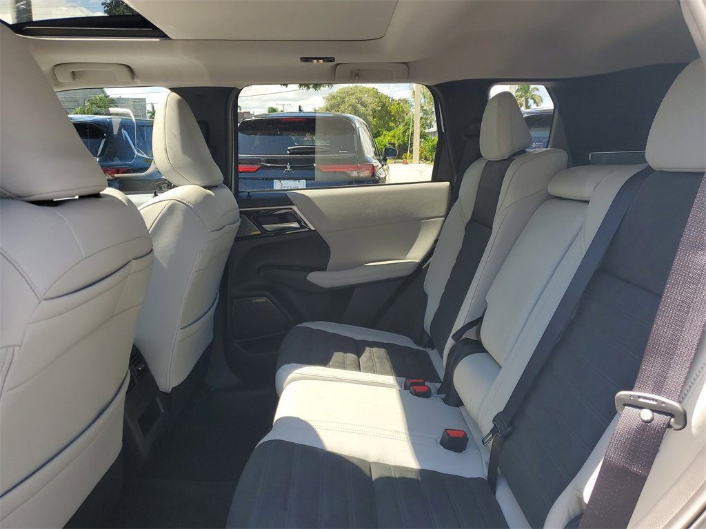 New 2025 Mitsubishi Outlander SE image 13