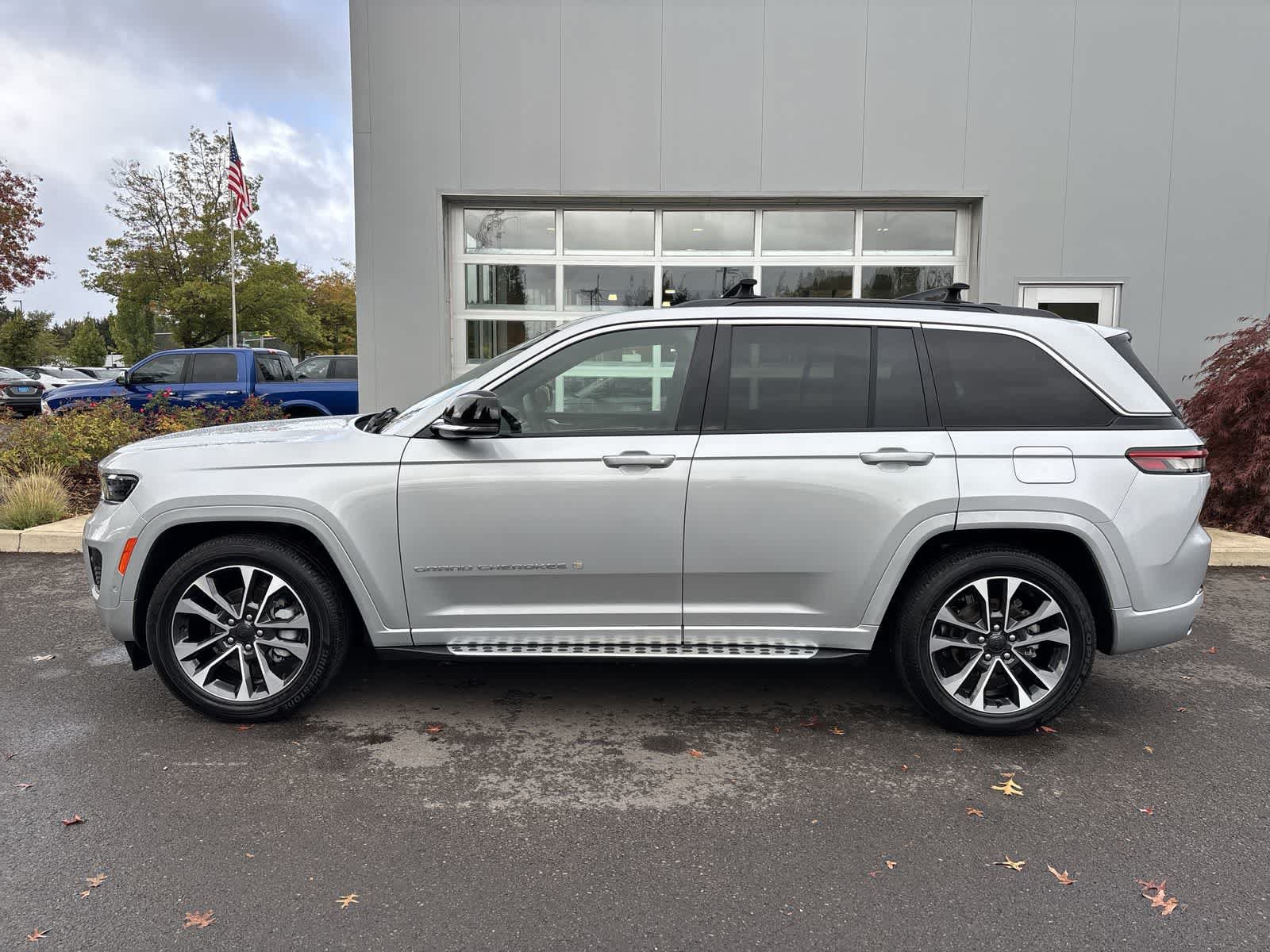 Used 2024 Jeep Grand Cherokee Overland w/ Luxury Tech Group IV AWD/4WD image 2