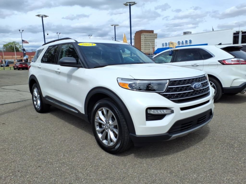 Used 2024 Ford Explorer XLT w/ Equipment Group 202A AWD/4WD image 3