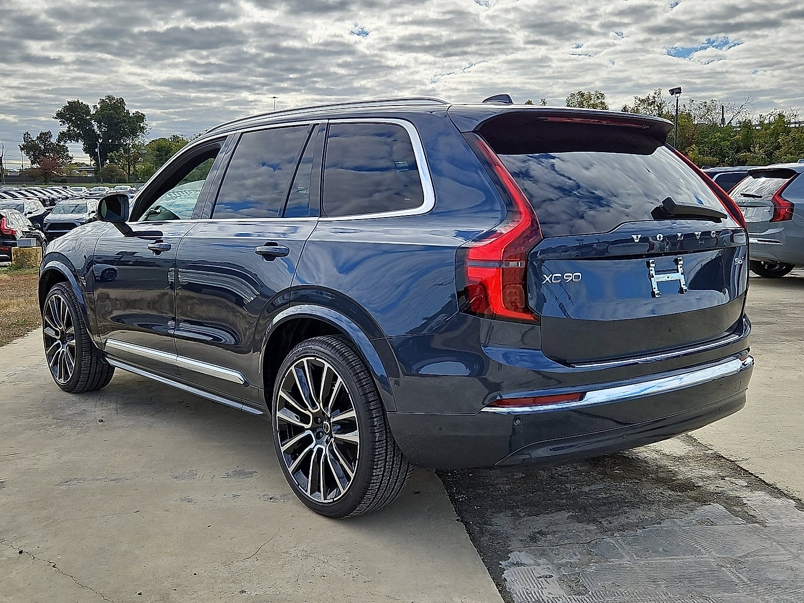 New 2026 Volvo XC90 B6 Ultra w/ Lounge Package image 4