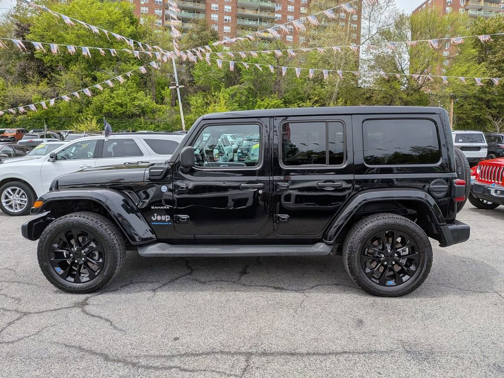 Used 2023 Jeep Wrangler Unlimited Sahara w/ Cold Weather Group AWD/4WD image 11