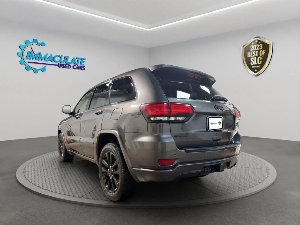 Used 2017 Jeep Grand Cherokee Altitude image 3