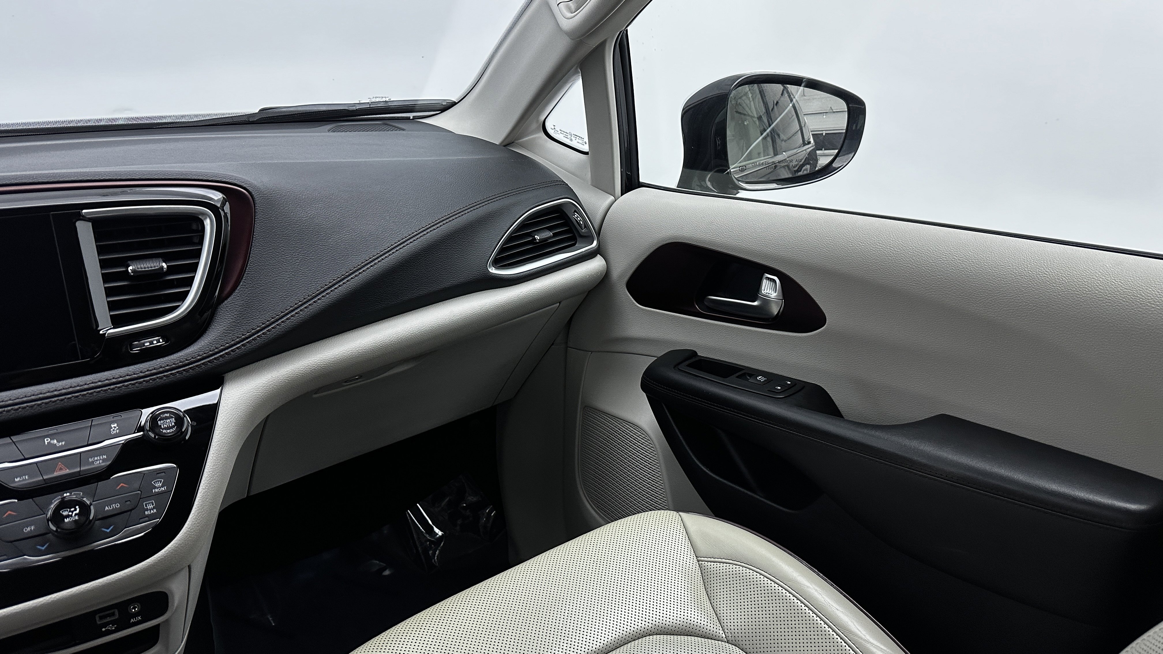 Used 2019 Chrysler Pacifica Limited image 30