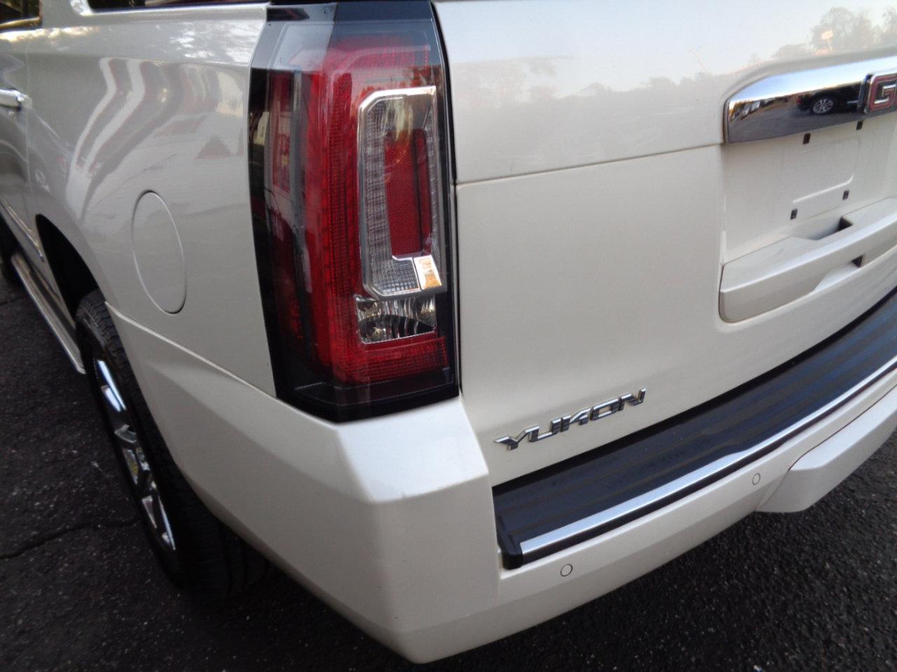 Used 2015 GMC Yukon Denali w/ Touring Package image 14