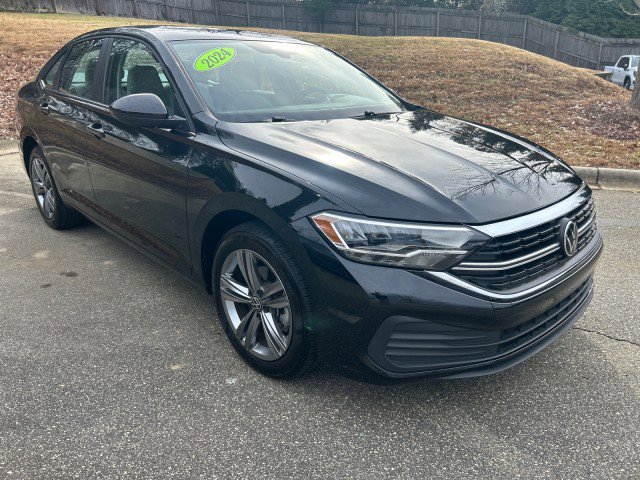 Used 2024 Volkswagen Jetta SE image 3