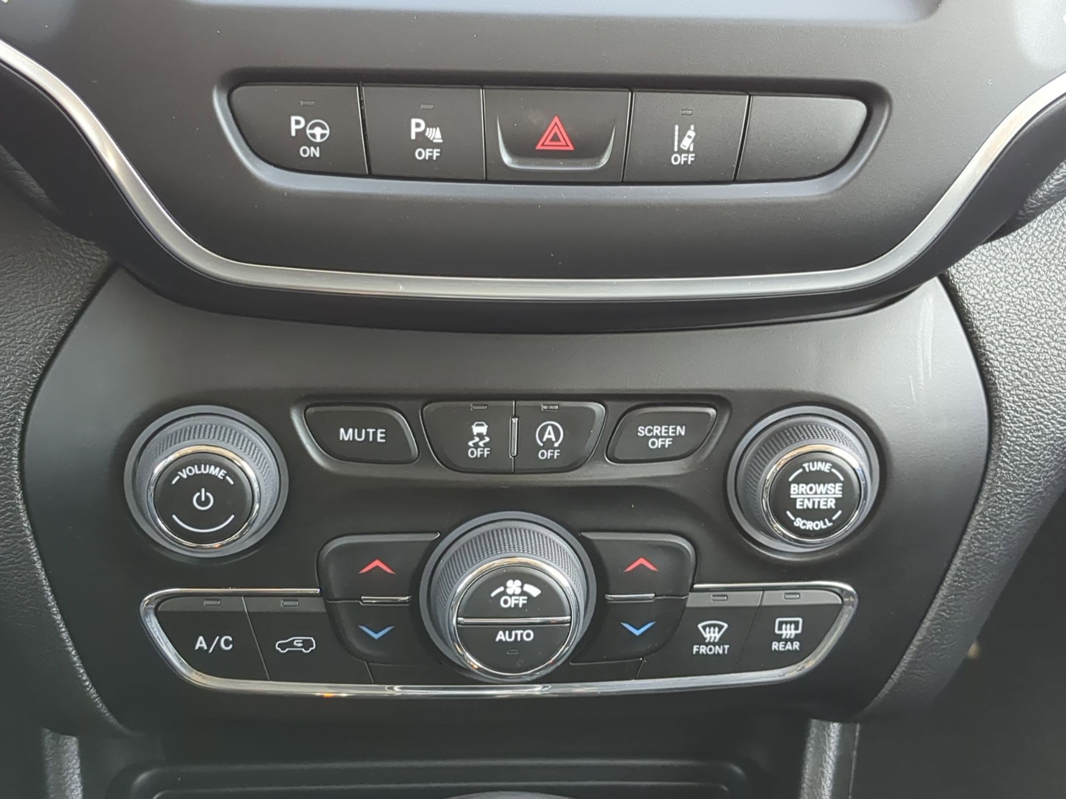 Used 2023 Jeep Cherokee Altitude Lux image 22