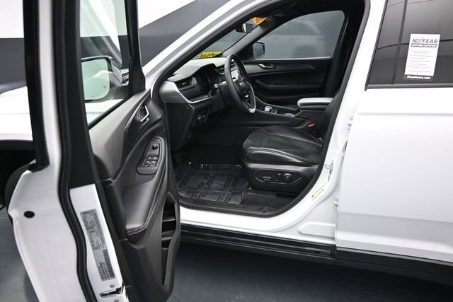 Used 2025 Jeep Grand Cherokee Altitude AWD/4WD image 12