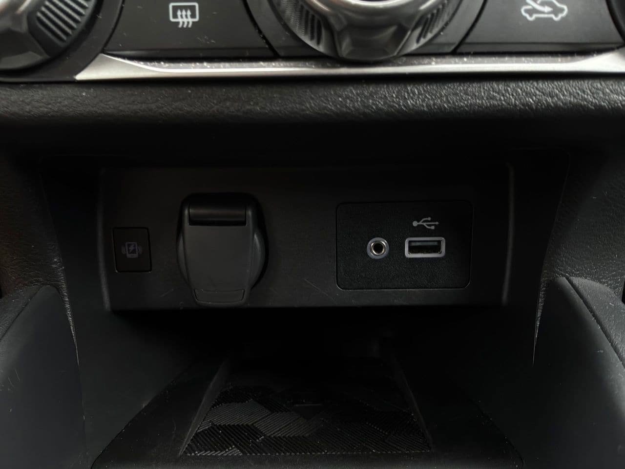 Used 2025 Nissan Versa SV FWD image 23