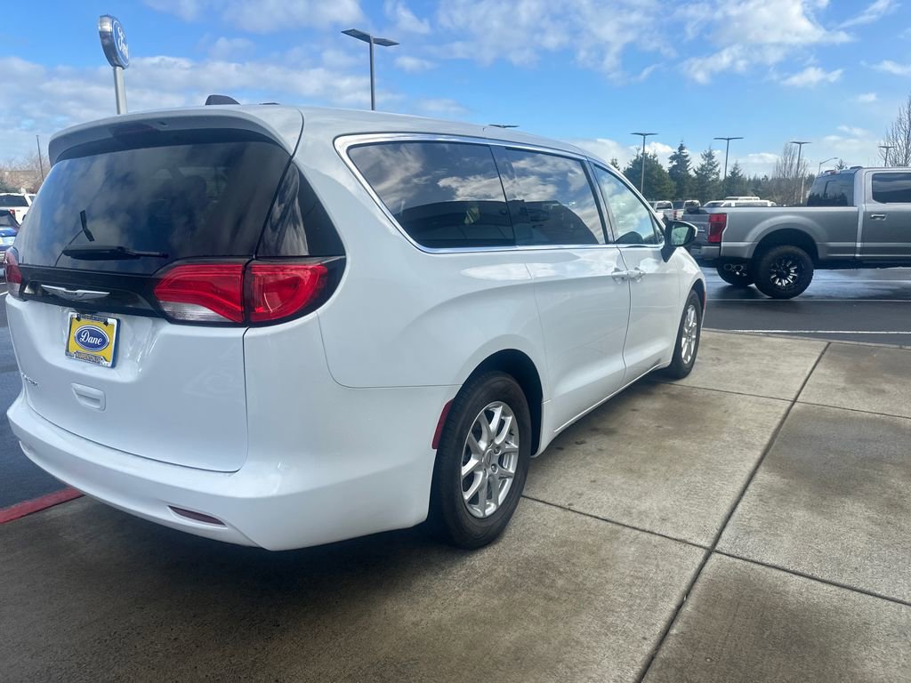 Used 2023 Chrysler Voyager LX FWD image 4