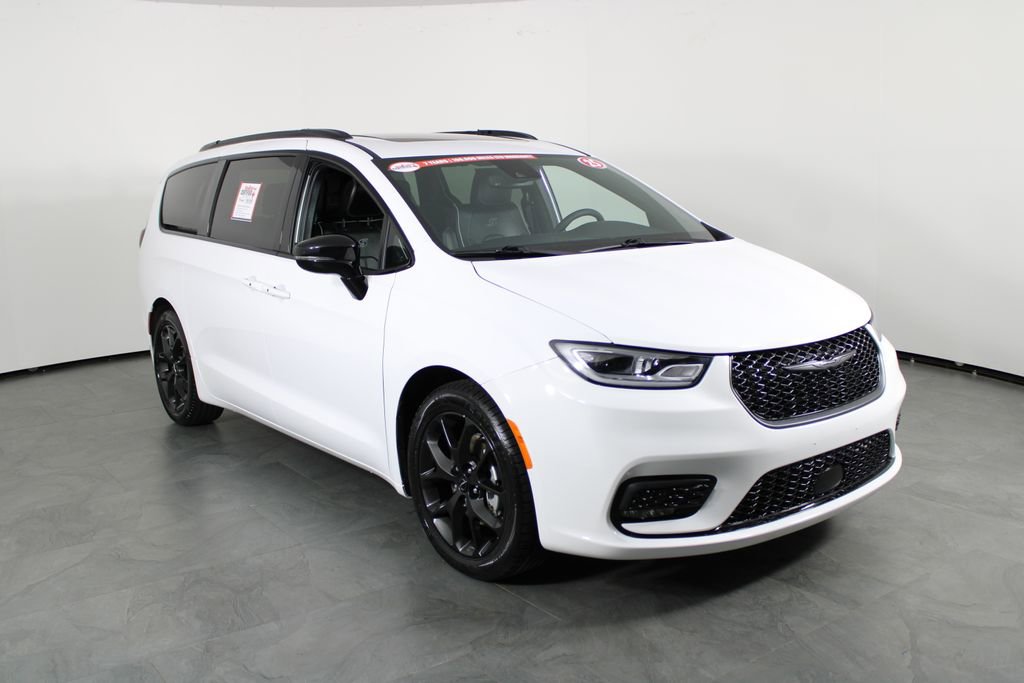 Used 2025 Chrysler Pacifica Limited image 4