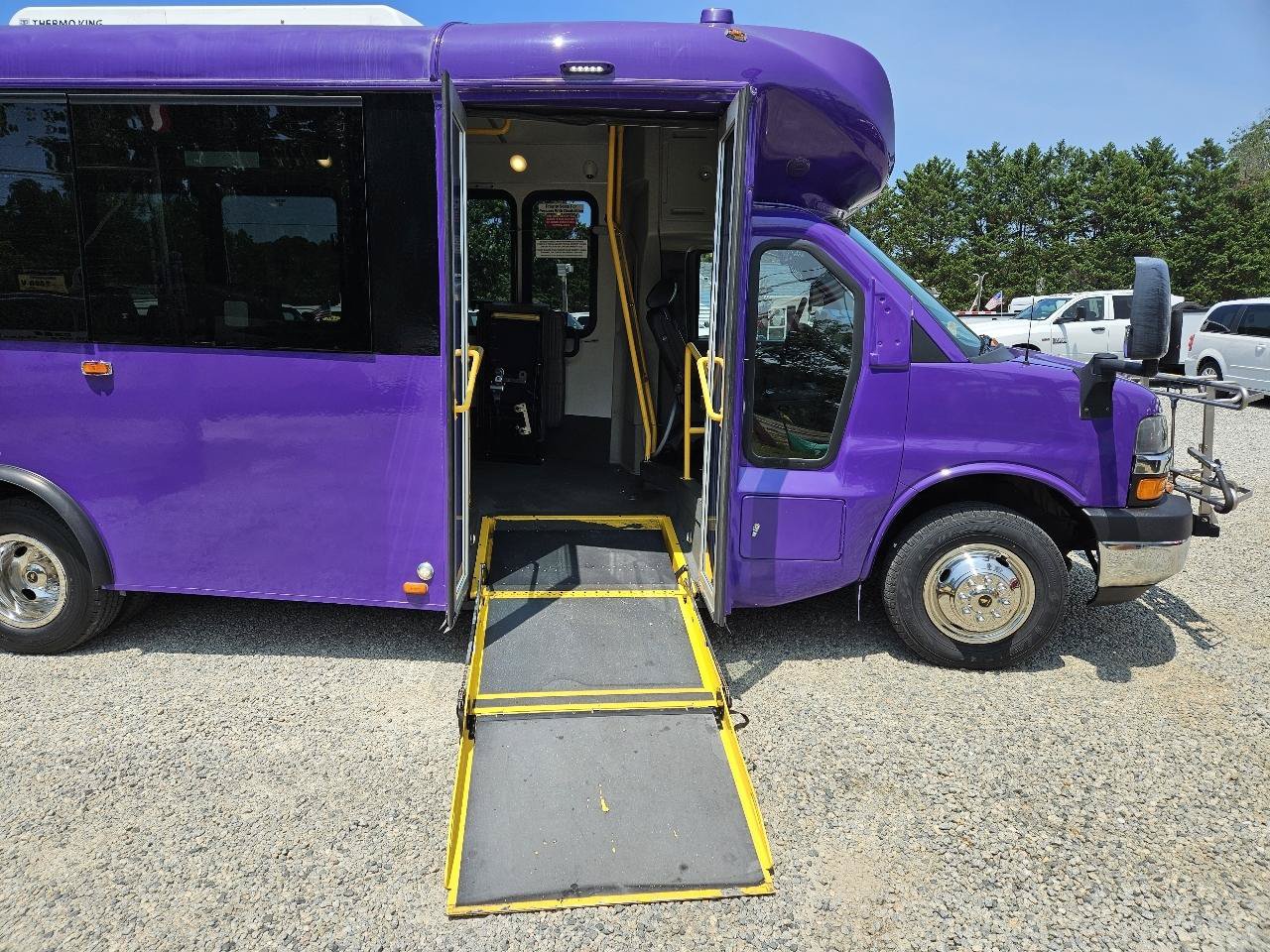 Used 2015 Chevrolet Express 4500 w/ Shuttle Bus Package RWD image 27