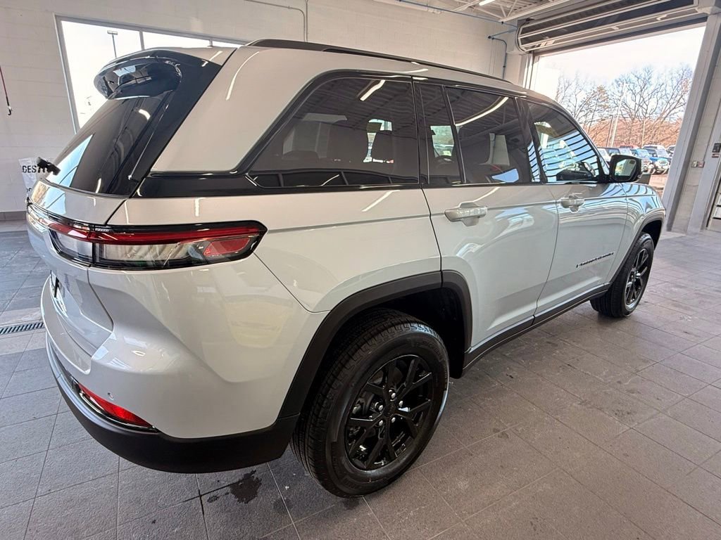 Used 2025 Jeep Grand Cherokee Altitude AWD/4WD image 9