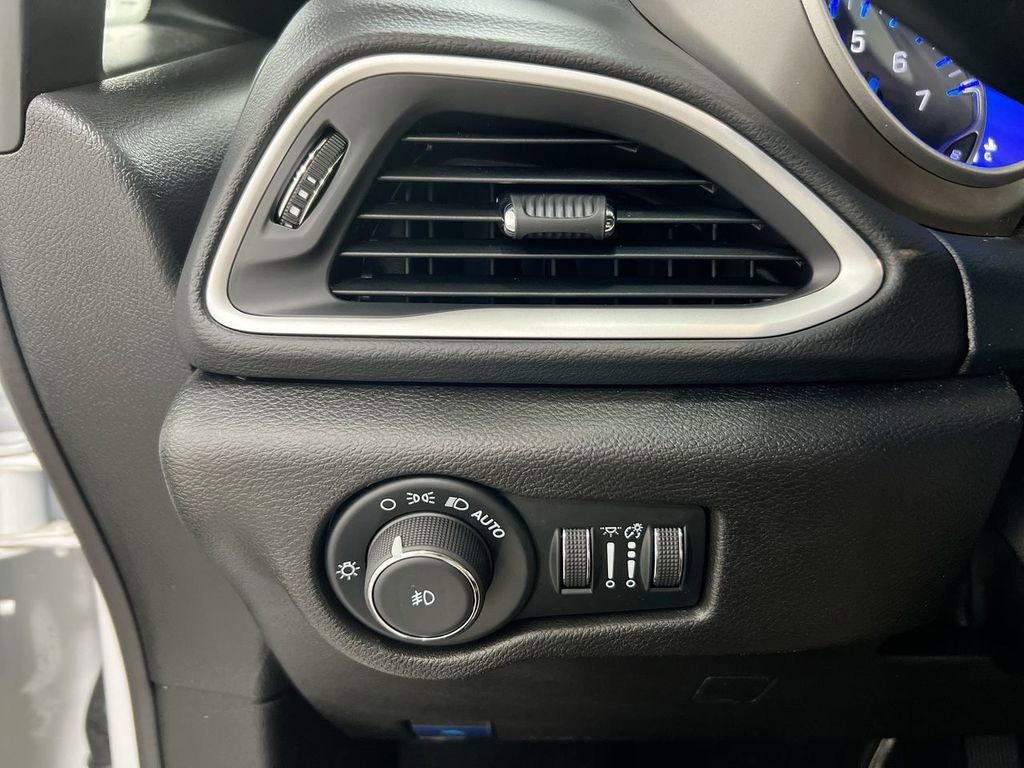 Used 2025 Chrysler Pacifica Select image 18