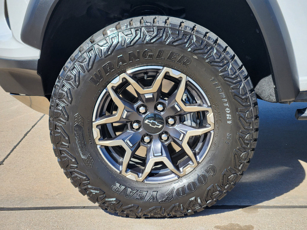 Used 2025 Chevrolet Colorado ZR2 w/ Technology Package image 16